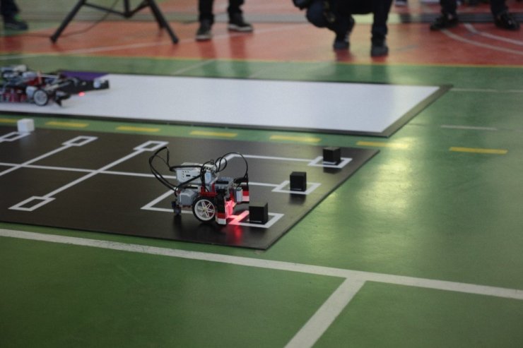 Robot Yarışmasına Damga Vuran Öğrenciler Ödüllendirildi