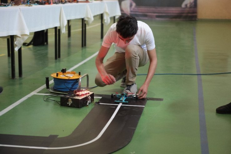 Robot Yarışmasına Damga Vuran Öğrenciler Ödüllendirildi