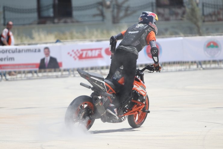Akrobasi Motosikletçileri Nefes Kesti