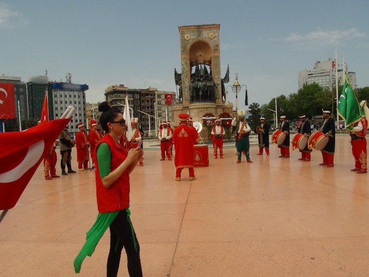 Polis Mehteran Birliği Taksim’de Vatandaşları Coşturdu
