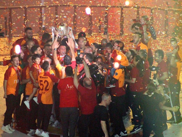 Şampiyon Galatasaray Kupasını Aldı
