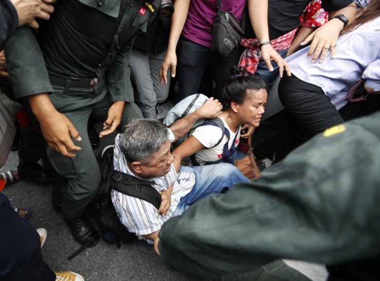 Tayland’da Hükümet Karşıtı Yürüyüşe Polis Engeli