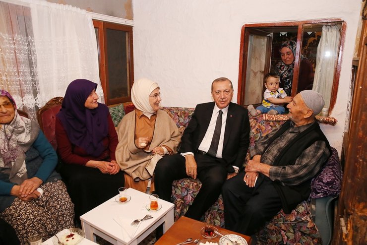 Cumhurbaşkanı Erdoğan, Bir Ailenin İftar Sofrasına Konuk Oldu