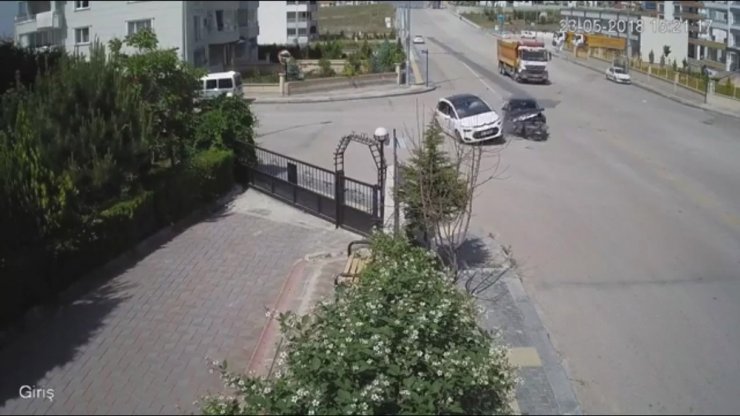 Ankara’da 2 Aracın Kafa Kafaya Çarpışma Anı Kamerada