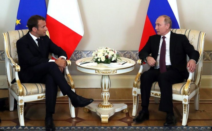 Macron Ve Putin Bir Araya Geldi