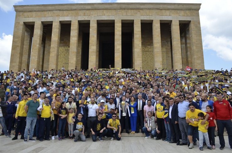 Ankaragücü Kupasını Anıtkabir’e Götürdü