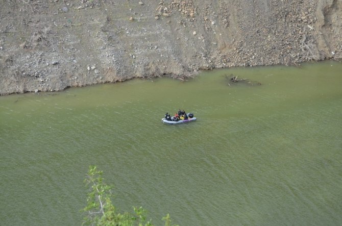 Artvin’de Çoruh Nehri’ne Uçan Araçtaki 3. Şahsın Cesedi Bulundu