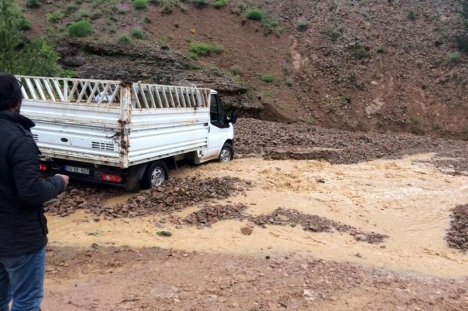 Gümüşhane’de Şiddetli Yağmur Ve Dolu Köy Yollarına Zarar Verdi
