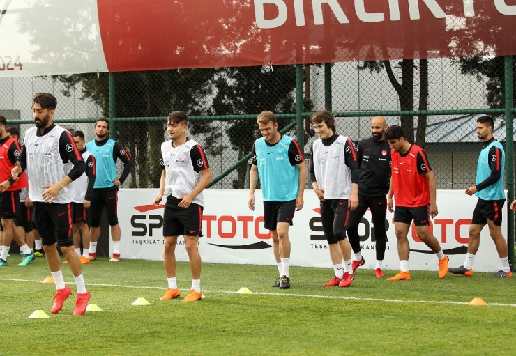 A Milli Takım’da Sinan Bolat İlk Antrenmanına Çıktı