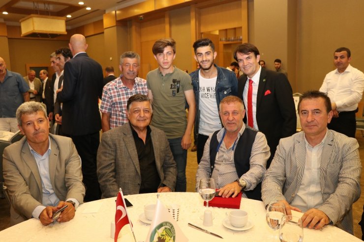 Futbolun Efsaneleri İftarda Bir Araya Geldi