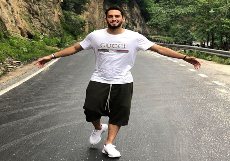 Hakan Çalhanoğlu Eşine Böyle Poz Verdi