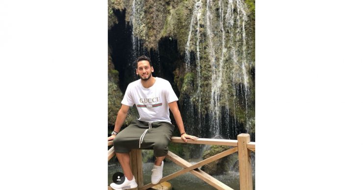 Hakan Çalhanoğlu Eşine Böyle Poz Verdi