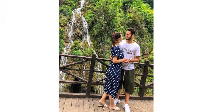 Hakan Çalhanoğlu Eşine Böyle Poz Verdi