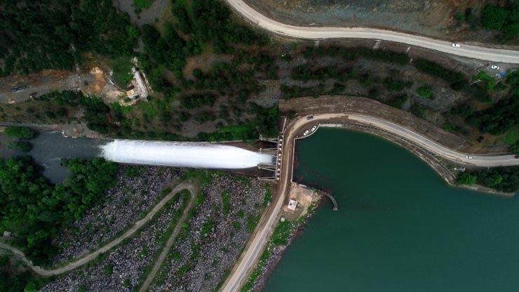 Barajlar Taşma Noktasına Geldi Kapakları Açıldı