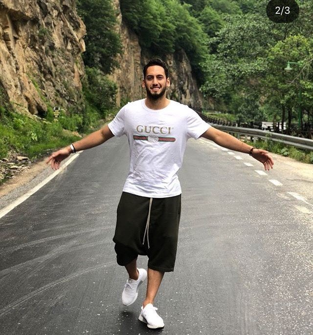 Hakan Çalhanoğlu Poz Verdi Eşi Fotoğrafını Çekti