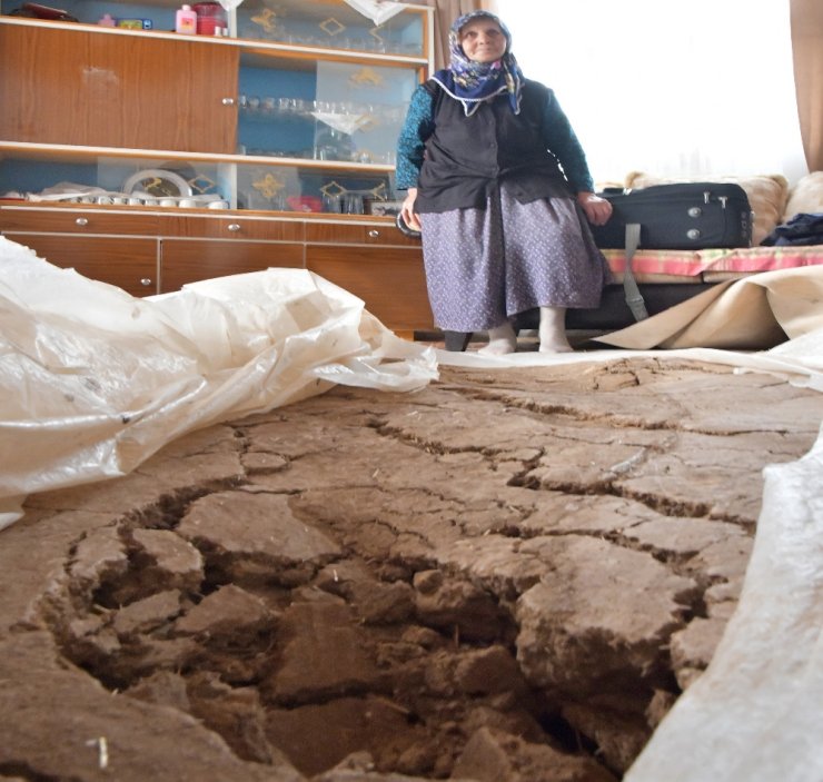 Heyelanlı Sahadaki Evlerinde Yaşamaya Devam Ediyorlar