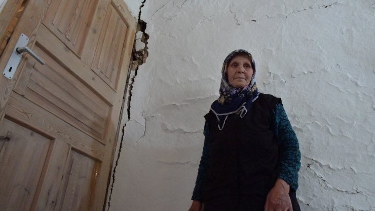 Heyelanlı Sahadaki Evlerinde Yaşamaya Devam Ediyorlar