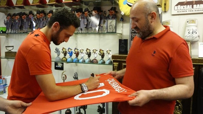 Hakan Çalhanoğlu İftarını ’Köksal Baba’yla Yaptı