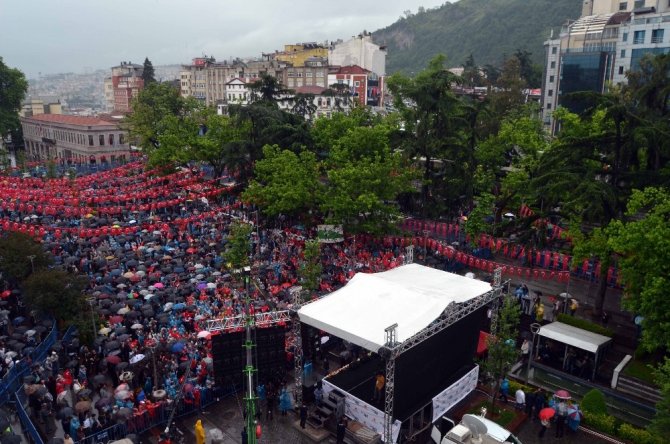 Muharrem İnce Trabzon’da Yağmur Altında Konuştu