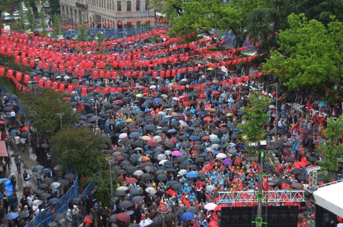 Muharrem İnce Trabzon’da Yağmur Altında Konuştu