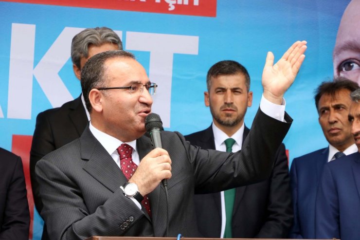 "Milletin Gözünü Boyamak İçin Kılıktan Kılığa Giriyorlar"