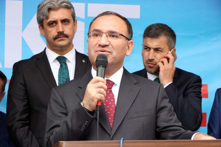 "Milletin Gözünü Boyamak İçin Kılıktan Kılığa Giriyorlar"