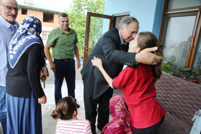 Valinin Çat Kapı Ziyaretinde Engelli Kıza İş Sözü