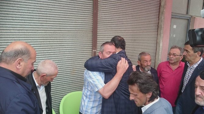 Şehit Babası,teselliyi Vali’ye Sarılmakta Buldu