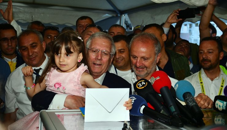 Aziz Yıldırım Ve Ali Koç Oylarını Kullandı