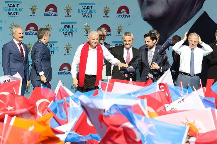 "Ortada Böbürlenip Dolananlar Ak Parti’ye, Millete Dua Etsin"