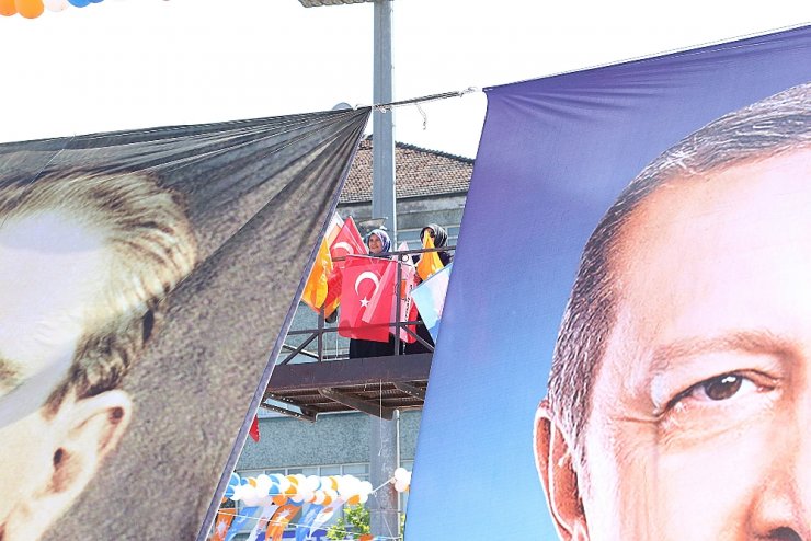 "Ortada Böbürlenip Dolananlar Ak Parti’ye, Millete Dua Etsin"