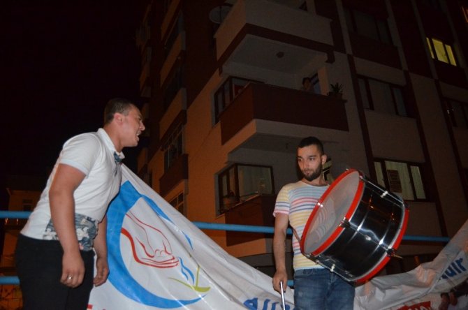Sesini Duyan Balkona Çıkıyor