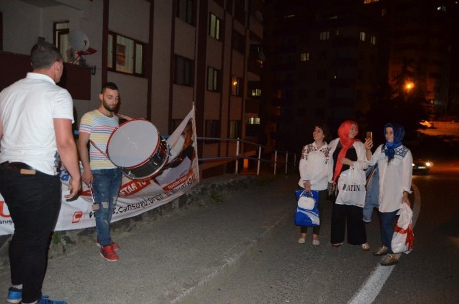 Sesini Duyan Balkona Çıkıyor
