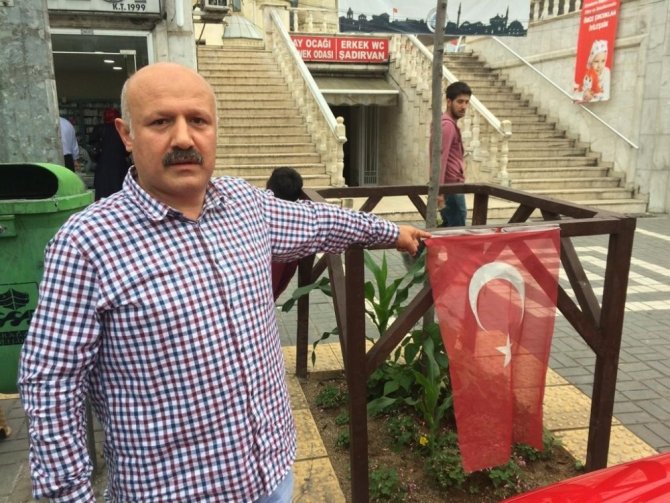 Trabzon’da Türk Bayrağını Alıp Yere Atan Şahıs Güvenlik Kameralarına Yansıdı