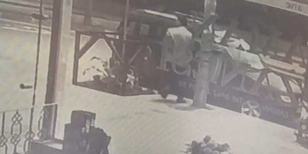 Trabzon’da Türk Bayrağını Alıp Yere Atan Şahıs Güvenlik Kameralarına Yansıdı
