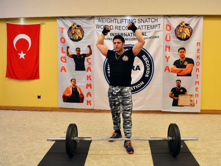 Tolga Çakmak’tan 7 Ton 60 Kilogramlık Rekor
