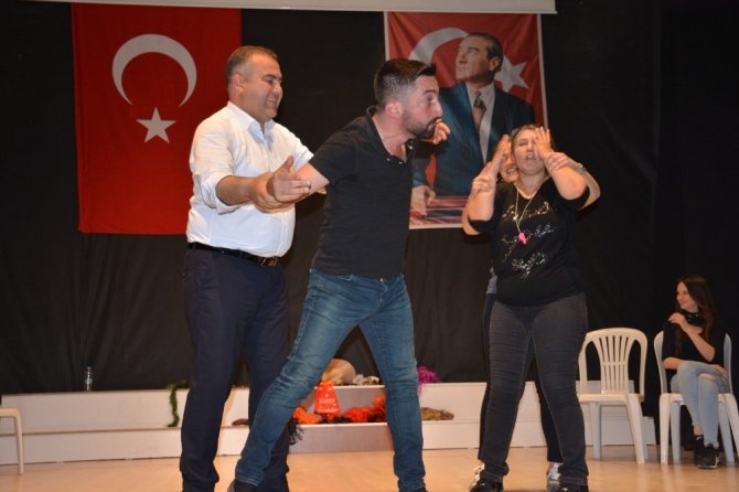 Belediye Başkanı Erener, Tiyatro Sahnesinde Yer Aldı