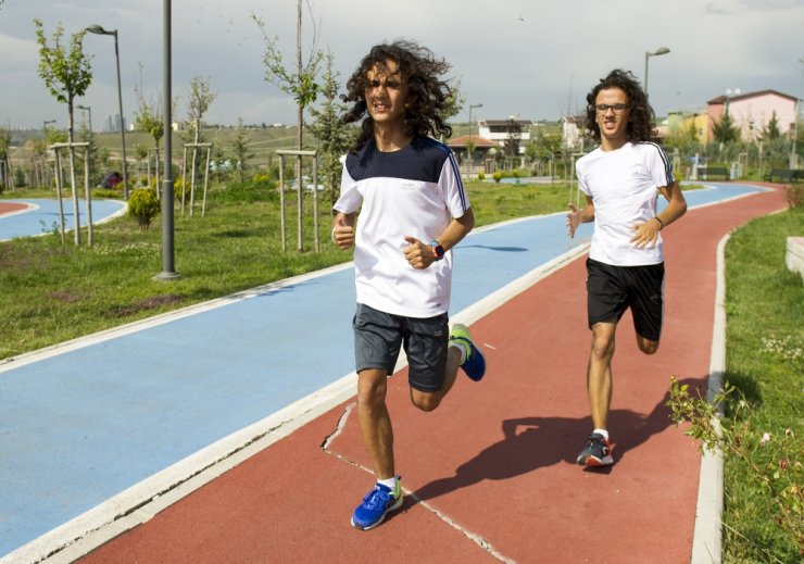 Atletizmde Şampiyon Olan Otistik İkizlerin Büyük Başarısı