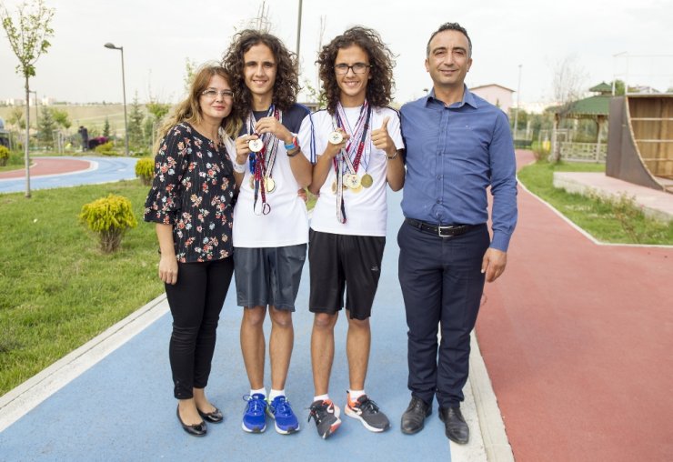 Atletizmde Şampiyon Olan Otistik İkizlerin Büyük Başarısı