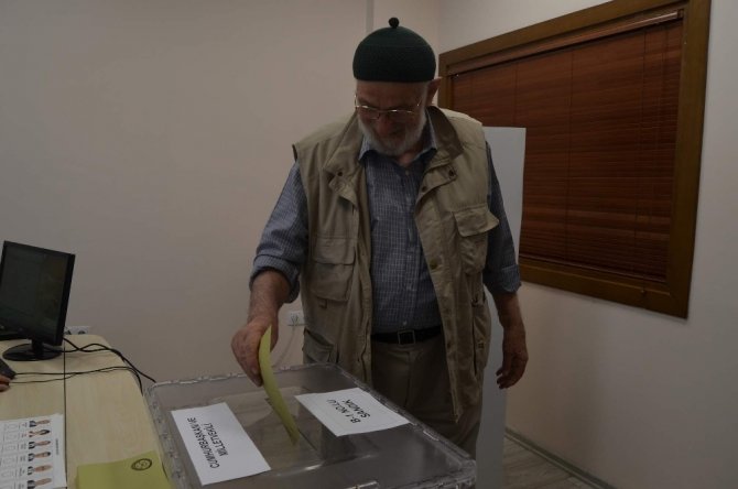 Doğu Karadenizli Gurbetçiler Trabzon Havalimanı’nda Oy Kullanmaya Başladı