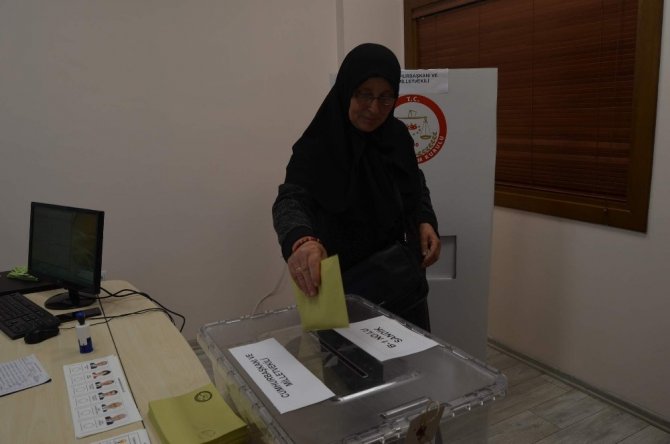 Doğu Karadenizli Gurbetçiler Trabzon Havalimanı’nda Oy Kullanmaya Başladı