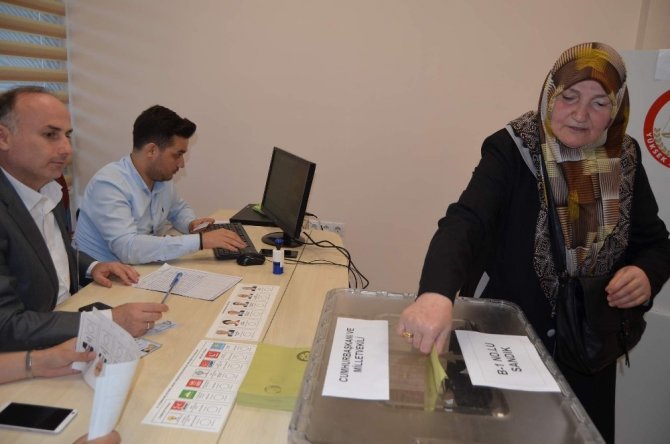 Doğu Karadenizli Gurbetçiler Trabzon Havalimanı’nda Oy Kullanmaya Başladı