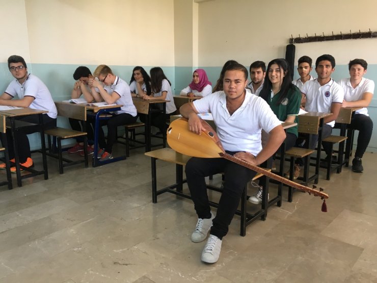 Hem Okula Gidiyor Hem De Pamuk Şeker Satıp Ailesine Bakıyor
