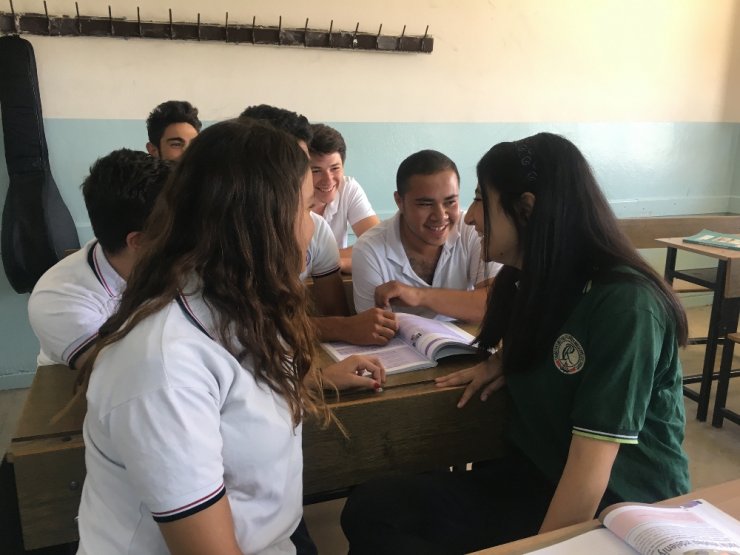 Hem Okula Gidiyor Hem De Pamuk Şeker Satıp Ailesine Bakıyor