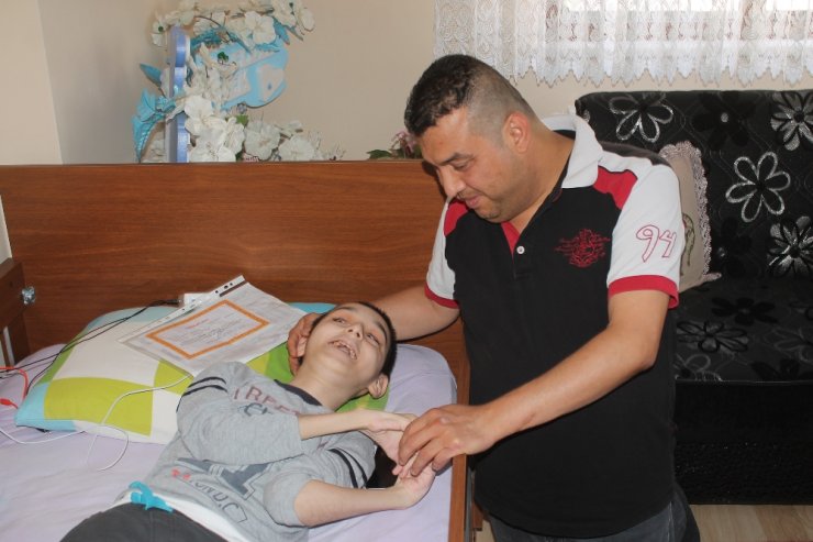 Cam Kemik Hastası Görme Engelli Mehmet’in Karne Sevinci