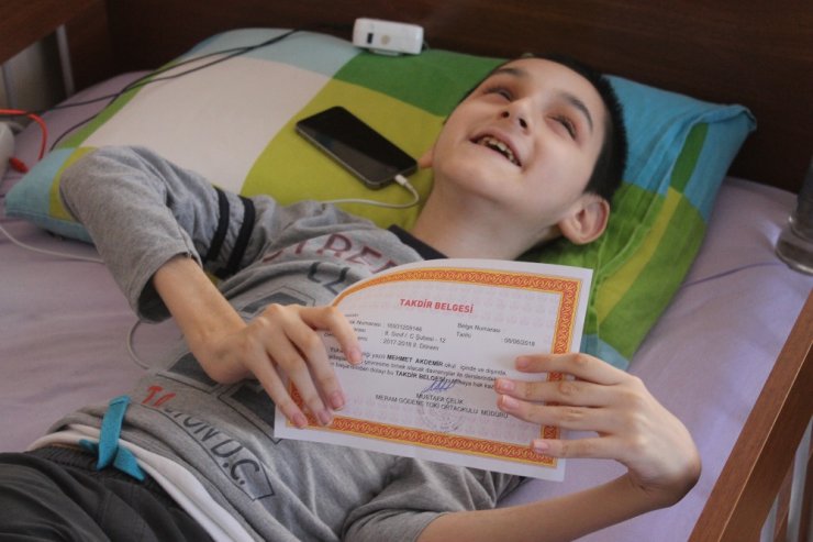 Cam Kemik Hastası Görme Engelli Mehmet’in Karne Sevinci
