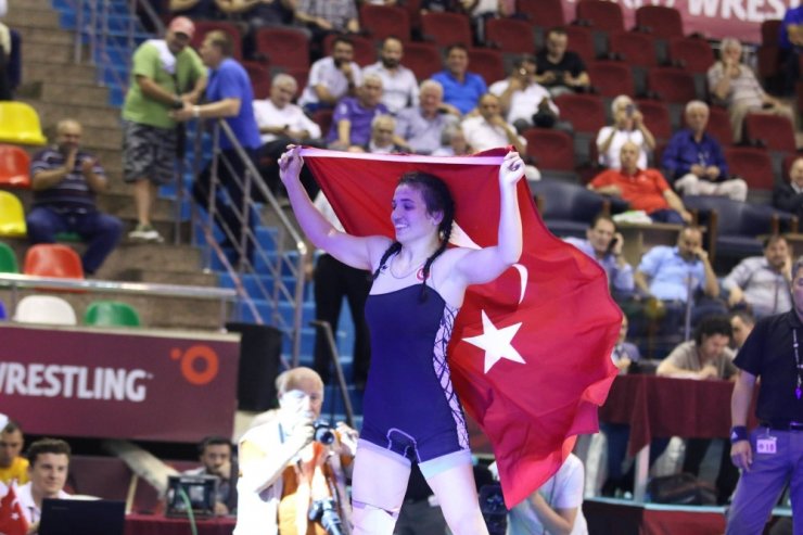 Zeynep Yetgil’den Altın Madalya