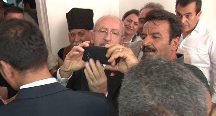 Kılıçdaroğlu’nun Selfie Çekme Mücadelesi