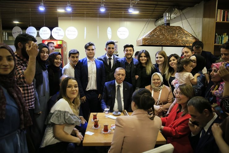 Cumhurbaşkanı Erdoğan Vatandaşlarla Sohbet Etti
