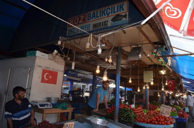 Balıkçı Tezgahları Balık Olmayınca Sebze Ve Meyve Tezgahına Döndü